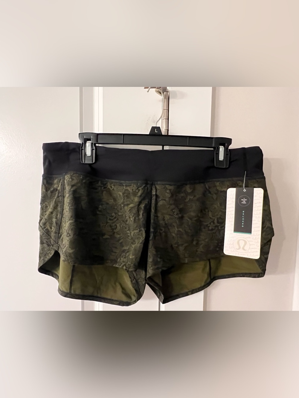 lululemon athletica ORIGINAL SPEED SHORTS Olive Green lace and Black size 10 NWT